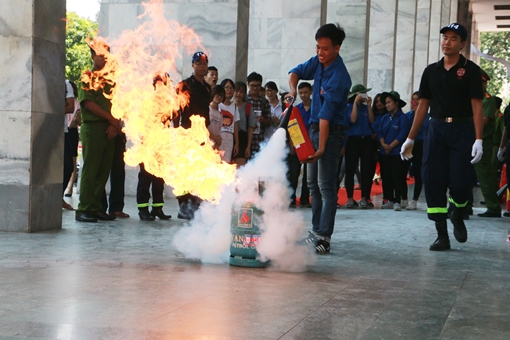 "Trải nghiệm " kỹ năng thoát hiểm tại  triển lãm quốc tế về phòng cháy chữa cháy