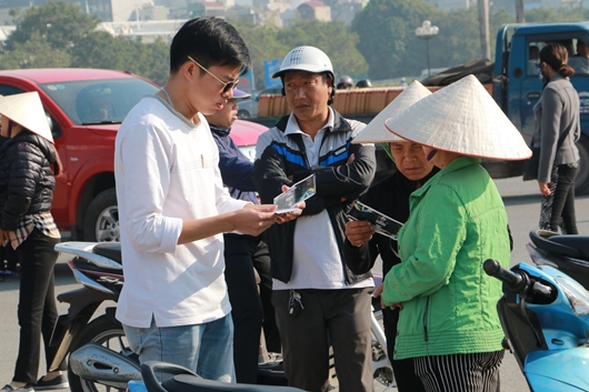 Chợ phe vé sân Mỹ Đình "bát nháo" trước giờ bóng lăn 