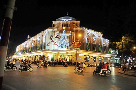 Phố phường Hà Nội rực rỡ sắc màu chuẩn bị đón Giáng sinh