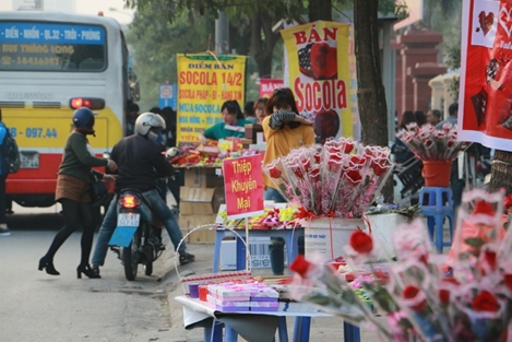Thị trường nhộn nhịp ngày Lễ tình nhân