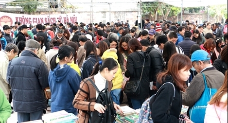 Sinh viên săn lùng sách quý trong hội sách cũ Hà Nội