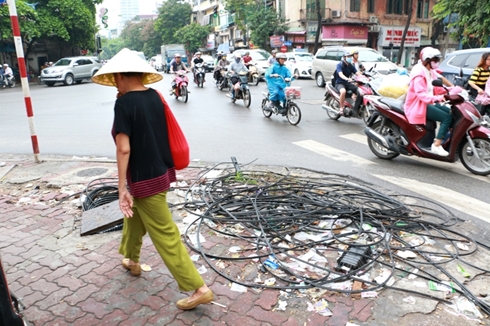 Cáp viễn thông nhằng nhịt bủa vây vỉa hè Hà Nội