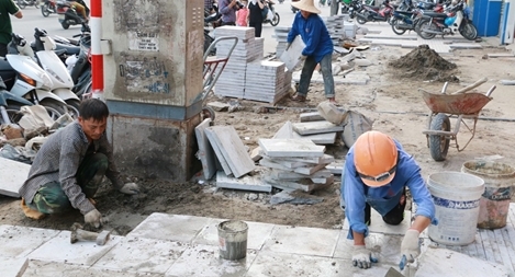 Nhiều vỉa hè Hà Nội được thay "áo" mới 