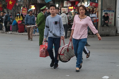 Bến xe vắng vẻ khác thường, người dân lỉnh kỉnh đồ đạc trở về sau kỳ nghỉ Tết 