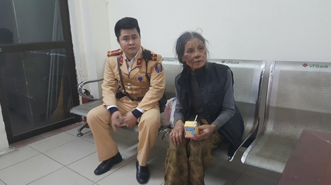 CSGT Hà Nội đưa 1 bà cụ và 1 cháu gái bị lạc về với gia đình 