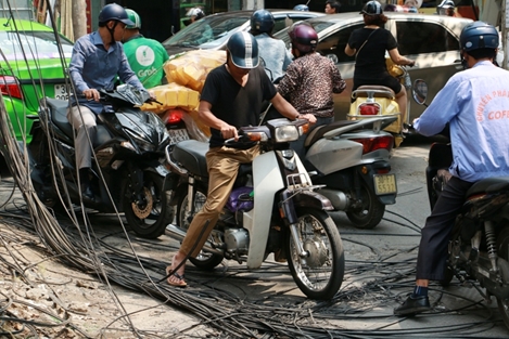 Dây cáp phủ kín đường, đánh bẫy dân Thủ Đô