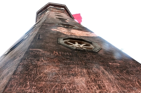 Hình vẽ bậy tràn ngập Cột cờ Hà Nội