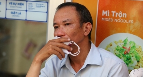 Phụ huynh đội nắng, tiếp sức con em 'vượt vũ môn'