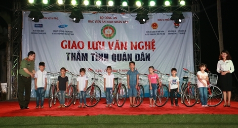 Đêm giao lưu, tặng quà ấm tình quân dân Học viện ANND