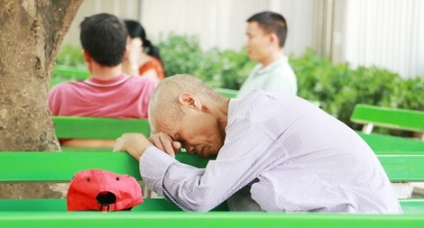 Bệnh nhân, người nhà vật vã trong "lò lửa" Thủ đô