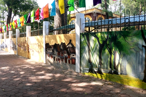 Ngỡ ngàng phố bích họa Hà Nội xưa trên phố Phan Đình Phùng