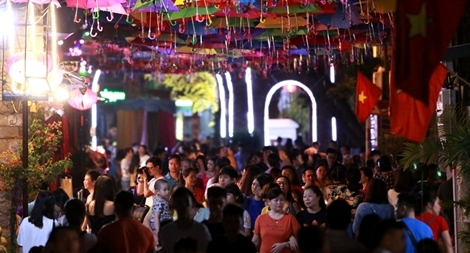 Giới trẻ Hà Nội đổ về Làng lụa Vạn Phúc check – in con đường ô lung linh sắc màu 