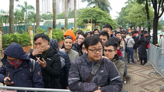 Người hâm mộ chờ đợi hàng giờ trong gió rét nhận vé mua online ở trụ sở VFF 