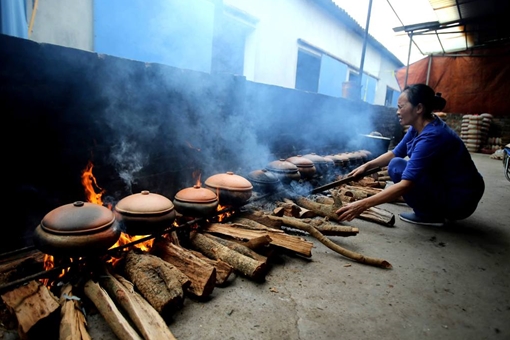 Bếp niêu kho cá làng Vũ Đại rực lửa ngày cận Tết