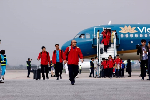 Đội tuyển Việt Nam được chào đón nồng nhiệt trong ngày trở về