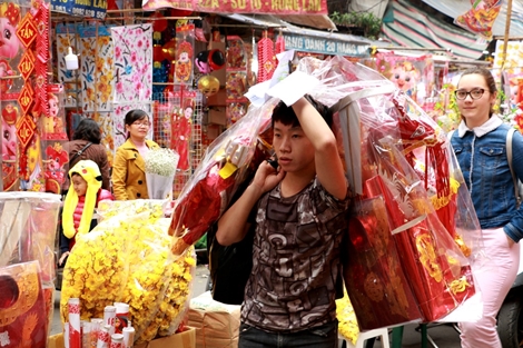 Phố Hàng Mã tập nập người mua kẻ bán trước ngày ông Táo chầu chời