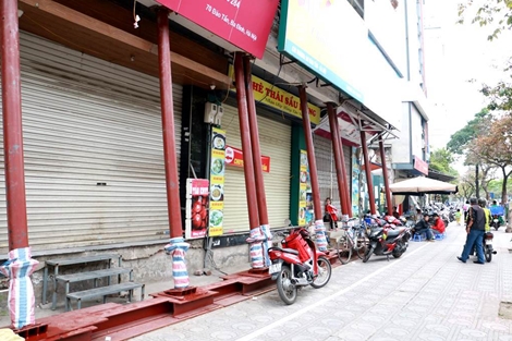 Dãy nhà "chống nạng" trên phố Hà Nội