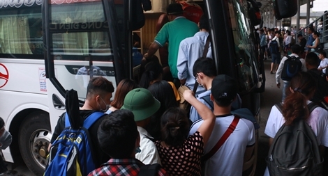 Người dân ùn ùn rời Hà Nội trước dịp nghỉ lễ 30-4