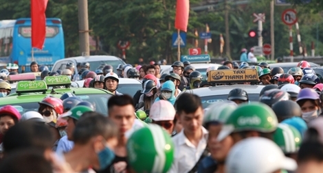 Người dân ùn ùn trở lại Hà Nội và TP Hồ Chí Minh sau kì nghỉ lễ