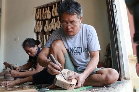 Gia đình gần 40 năm giữ nghề làm khuôn bánh Trung thu