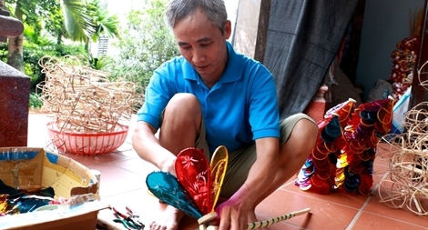 Lão nông nửa thế kỷ gắn bó với nghề làm đèn cù