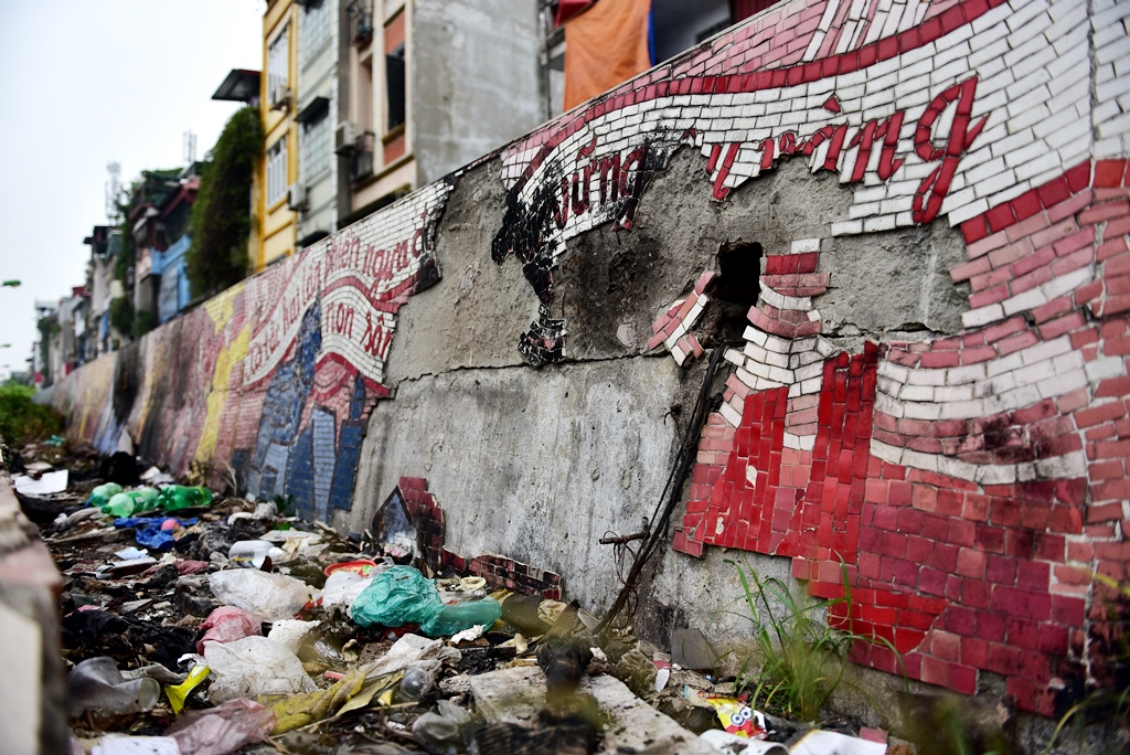 Cận cảnh con đường gốm sứ Hà Nội xuống cấp nghiêm trọng