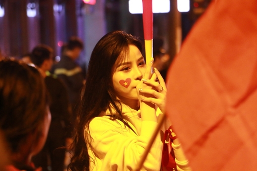 Hàng ngàn CĐV 'xuống đường' mừng chiến thắng của đội tuyển Việt Nam