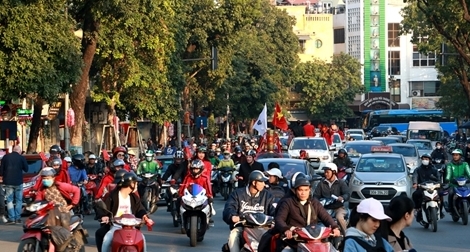 CĐV nhuộm đỏ phố phường Hà Nội trước giờ bóng lăn