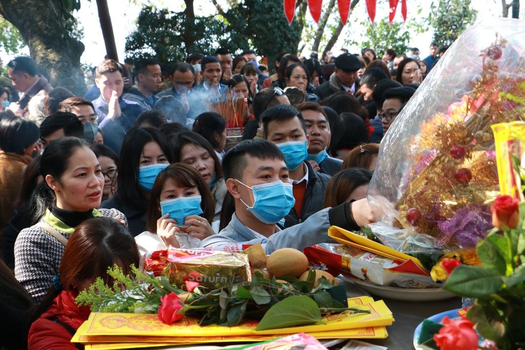 Bịt kín mặt đi lễ cầu may đầu năm tại Phủ Tây Hồ