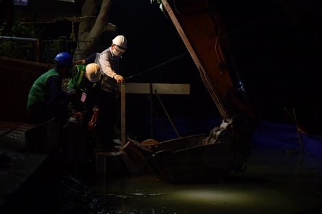 Hàng chục công nhân xuyên đêm cải tạo bờ kè Hồ Gươm