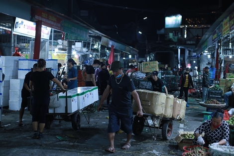 Người lao động xuyên đêm tại chợ đầu mối Long Biên