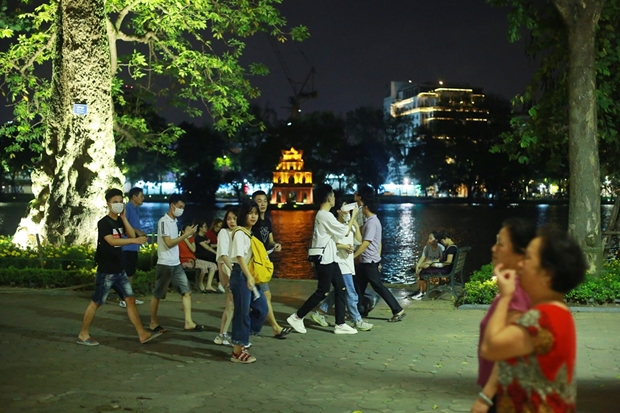 Người dân đổ về phố đi bộ hồ Hoàn Kiếm được mở lại sau dịch COVID-19