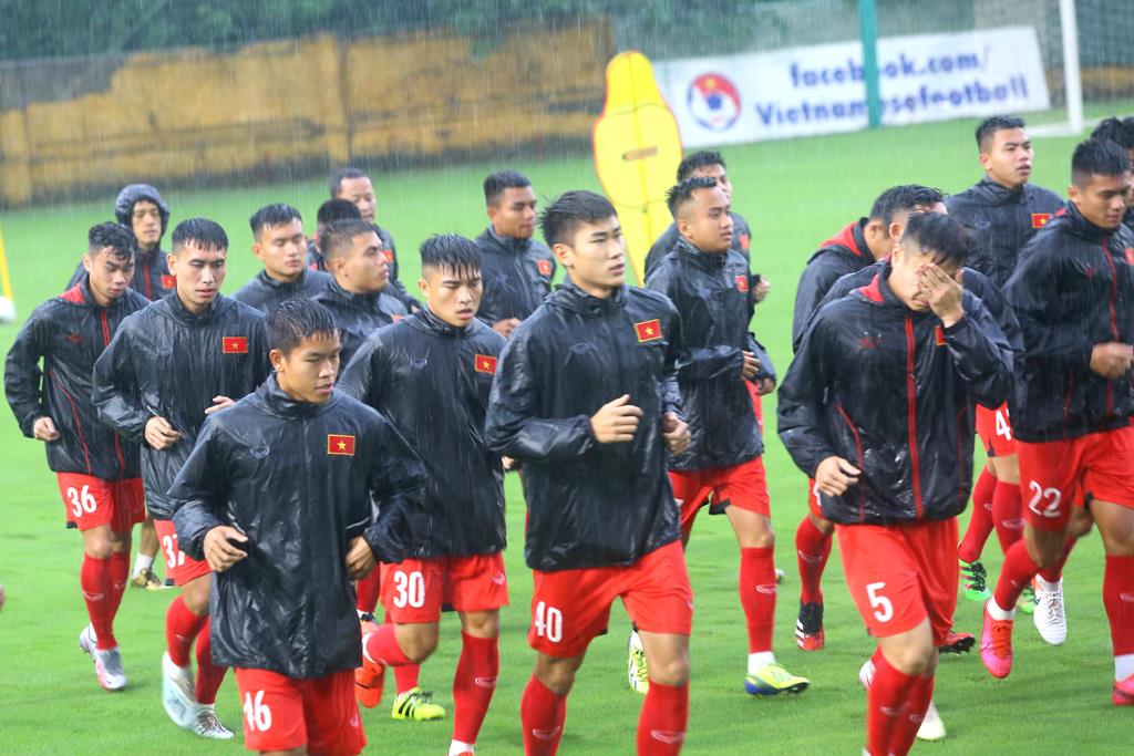 HLV Park Hang Seo chỉ đạo các cầu thủ U22 Việt Nam dưới cơn mưa nặng hạt