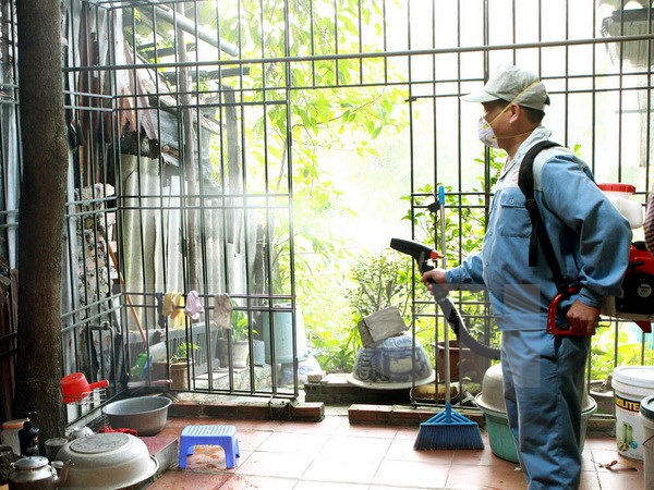 Cảnh giác với cán bộ dịch tễ "rởm" phun thuốc chống SXH thu tiền