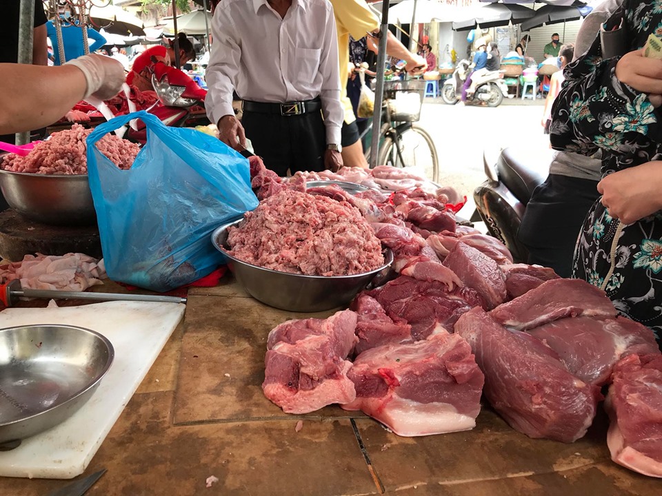 Quá nhiều khâu trung gian, thịt lợn từ chuồng đến người tiêu dùng tăng 43%