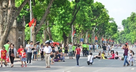  Không gian phố đi bộ quanh hồ Hoàn Kiếm hoạt động trở lại sau hơn 3 tháng tạm dừng