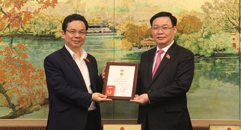 Trao tặng Kỷ niệm chương hoạt động Quốc hội cho đại biểu đoàn Hà Nội