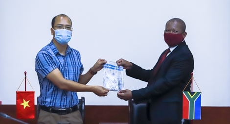 Việt Nam bàn giao 56 mẫu ADN sừng tê giác cho Đại sứ quán Nam Phi