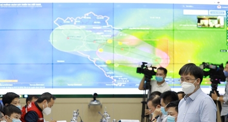 Sử dụng 5 trực thăng gắn loa lớn kêu gọi ngư dân tránh trú an toàn