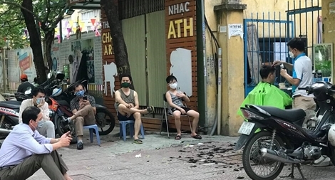 Hà Nội tiếp tục dừng dịch vụ ăn uống tại chỗ và cắt tóc gội đầu