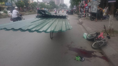 Khởi tố 2 vụ án xe thô sơ chở tôn làm chết người