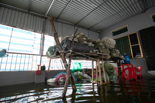 Xuất hiện "hố tử thần" ở huyện đang bị ngập Chương Mỹ 