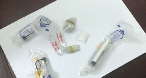 2 thanh niên “dạo phố” với ma túy và kim tiêm trong túi quần