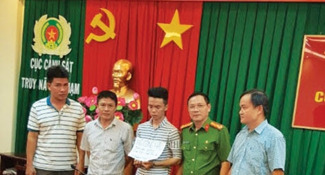 Bắt tên cướp nguy hiểm đang trong phòng bạn gái