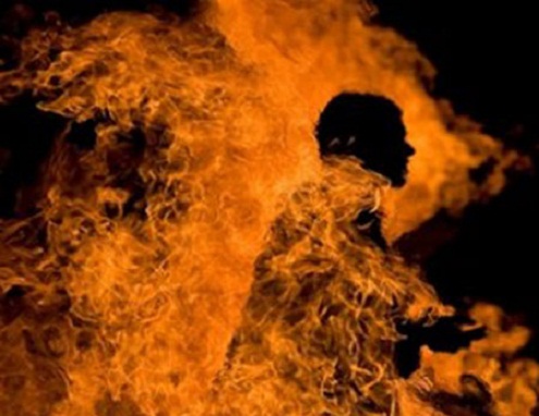 Mang xăng đi trả thù, bị bỏng 80% cơ thể