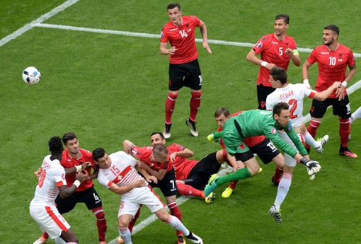 “Cuộc chiến” trên sân cỏ Euro 2016 qua ảnh