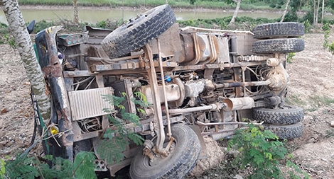 Cả làng mất điện vì xe tải “hạ gục”cột điện trong đêm