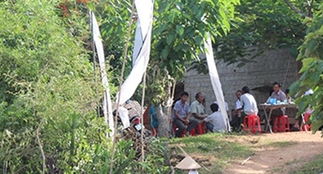 Con gái được 20 ngày tuổi, bố bị điện giật tử vong