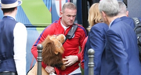 Thủ quân Anh ôm "sư tử may mắn" sau khi đả bại xứ Wales