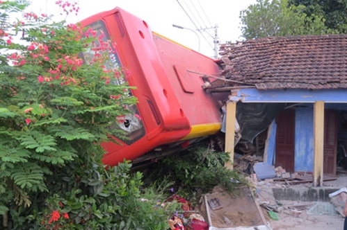 Xe khách giường nằm tông sập nhà dân, 5 người bị thương nặng